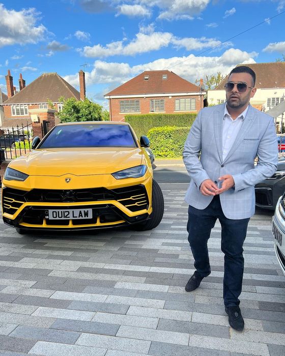 Anh sở hữu hai chiếc Lamborghini, một chiếc Mercedes Benz G-Class và một chiếc Ferrari F8.