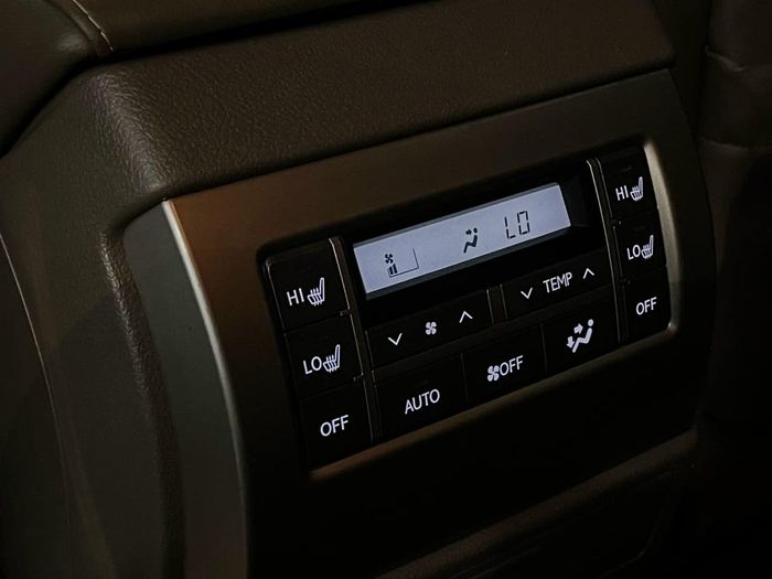Chiếc Lexus GX 460 sản xuất năm 2010 đã trải qua một quá trình biến đổi hoàn toàn, đang được rao bán với giá gần 2 tỷ đồng, không cần lo lắng về việc kiểm định - Xem thêm ảnh ở trang 7.