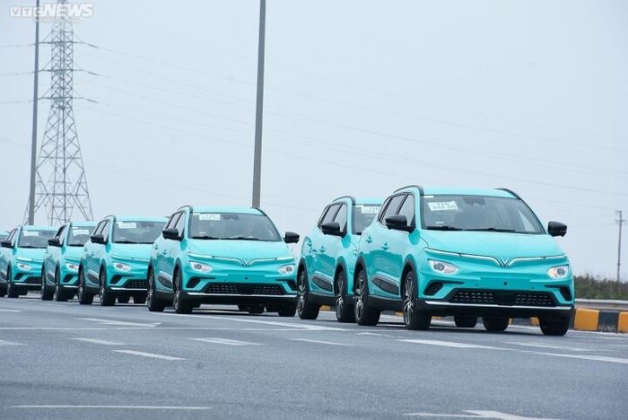 Đoàn taxi điện VinFast đã rời nhà máy và sắp đến Hà Nội để bắt đầu hoạt động trong tháng 4 - Ảnh 2.
