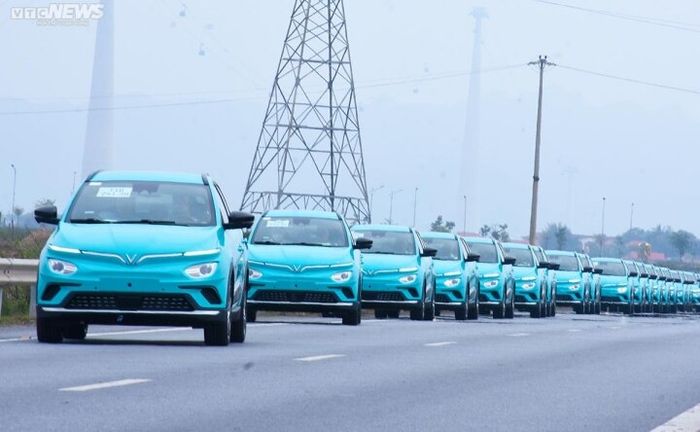 Đoàn taxi điện VinFast đã rời nhà máy và sắp đến Hà Nội để bắt đầu hoạt động trong tháng 4 - Ảnh 1.