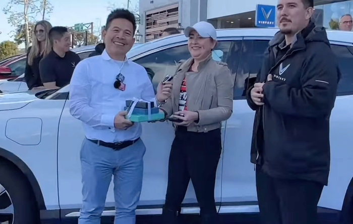 Việt kiều Mỹ nhận VinFast VF 8 đầu tiên: ‘Không sánh bằng BMW nhưng vượt trội hơn Toyota, tự hành êm ái’.
