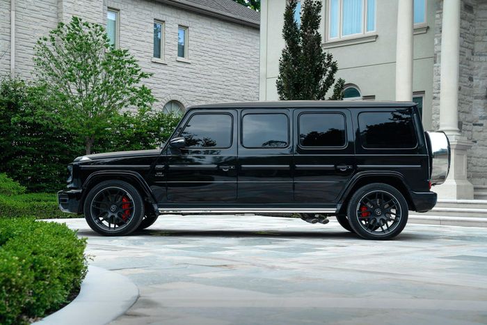 Bên một đại lý cá nhân đang bán chiếc Mercedes-AMG G 63 phiên bản limousine dài hơn 6 mét: Bên ngoài được làm chắc chắn chống đạn, phù hợp với những người yêu thích 'riêng tư' - Hình ảnh 3.