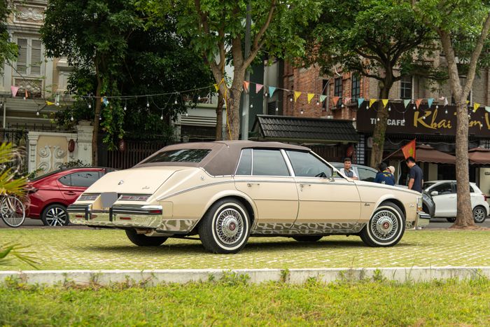 Tôi lái thử chiếc Cadillac gần 40 tuổi: Động cơ V8 vẫn 'gào' to, hệ thống điều hòa làm mát tốt hơn cả Honda City - Hình 3.