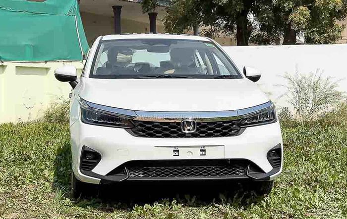 Honda City 2023 lần đầu tiên xuất hiện ngoài đời thực: Được trang bị cửa sổ trời, màn hình lớn phía sau vô-lăng, khiến cho việc cạnh tranh với Vios trở nên khó khăn hơn cho Honda - Ảnh 2.