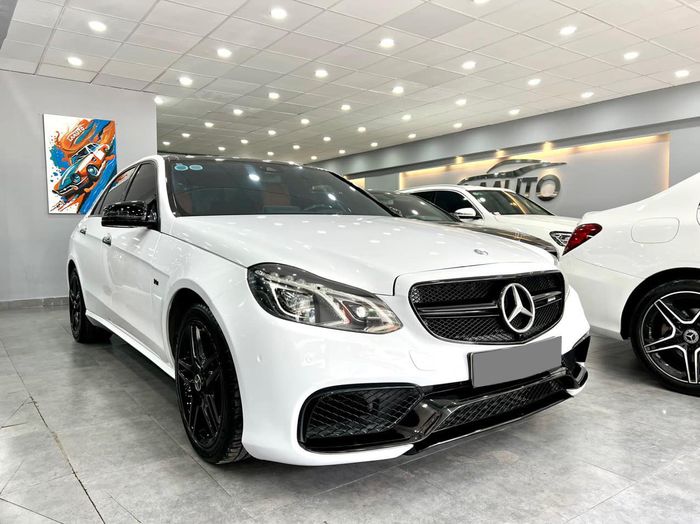 Thay vì mua Toyota Corolla Altis, bạn có thể lựa chọn chiếc Mercedes-Benz E-Class này với giá gần tương đương nhưng lại mang lại cảm xúc động cơ không thể sánh kịp