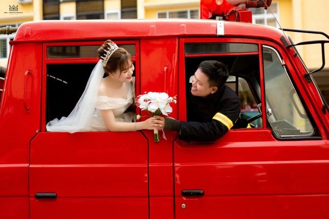 Bộ sưu tập hình cưới độc đáo của anh lính cứu hỏa - Ảnh 2.