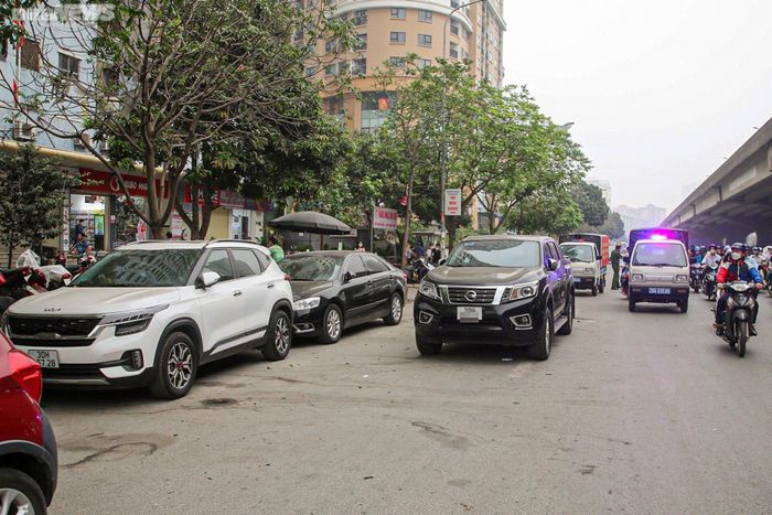 Bị phạt vì đậu xe giữa đường, tài xế thừa nhận 'biết sai nhưng không có lựa chọn nào khác' - Ảnh 3.