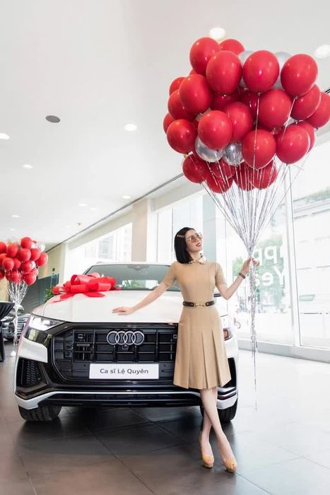 Khám phá dàn xe hạng sang tiền tỷ của Lệ Quyên: Chỉ cần một chiếc đã có giá lên đến 20 tỷ đồng! - Hình ảnh 7.