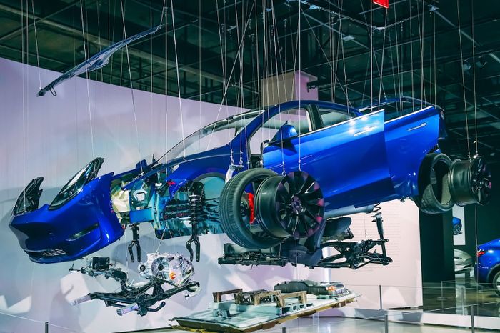 Toyota tháo dỡ một chiếc Tesla và sếp của họ gọi đó là 'tác phẩm nghệ thuật' - Ảnh 1.