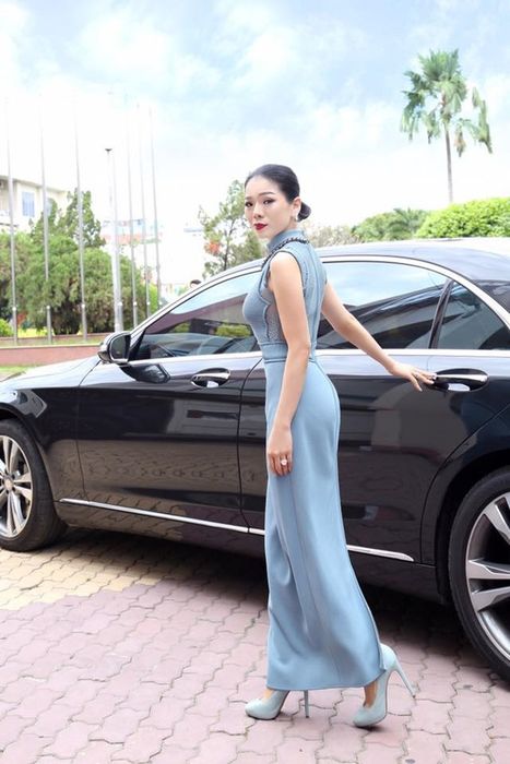 Khám phá dàn xe hạng sang tiền tỷ của Lệ Quyên: Chỉ cần một chiếc đã có giá lên đến 20 tỷ đồng! - Hình ảnh 4.