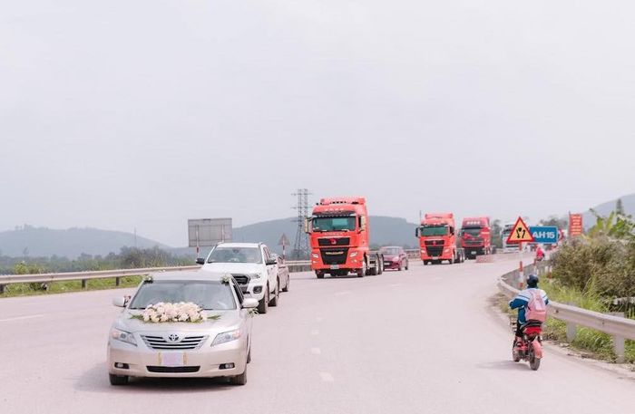 Chú rể ở Hà Tĩnh tổ chức đám cưới 'lớn' bằng việc rước dâu bằng 20 xe container - Ảnh 4.