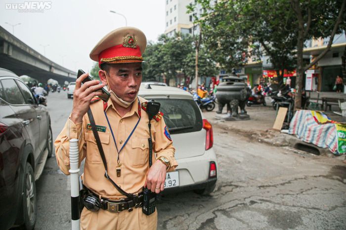 Bị phạt vì đậu xe giữa đường, tài xế thừa nhận 'biết sai nhưng không có cách nào' - Ảnh 6.