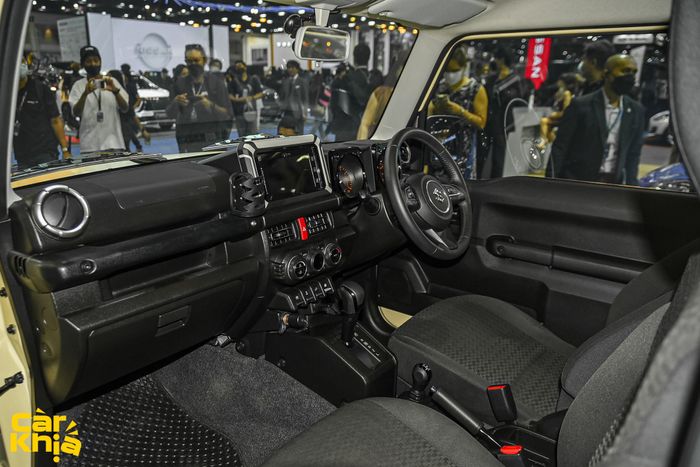 Tôi đã tự mình trải nghiệm chiếc Suzuki Jimny để hiểu tại sao người chơi xe ở Việt Nam lại cuồng 'tiểu Mẹc G' mặc dù giá cả khó chịu dưới 800 triệu: Có nhiều chi tiết bất ngờ hơn so với những gì thấy trên ảnh - Ảnh 12.