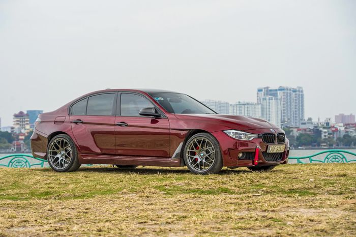 Vì hết chỗ đậu xe, cửa hàng Bimmer nổi tiếng tại Hà Nội đang bán chiếc BMW 320i độ theo ý tưởng tâm huyết với giá 420 triệu đồng, nhưng chi phí độ đã lên tới hơn 370 triệu đồng - Hình 3.