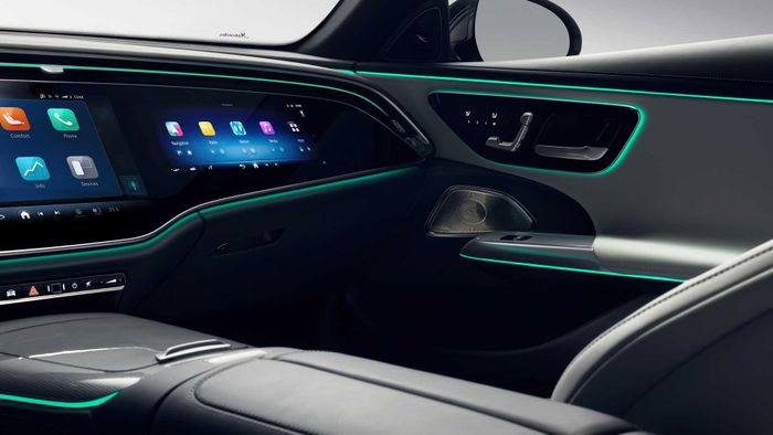 Mercedes-Benz giới thiệu trước nội thất mới của E-Class với màn hình lớn, tích hợp TikTok và camera selfie mặc định - Ảnh 7.