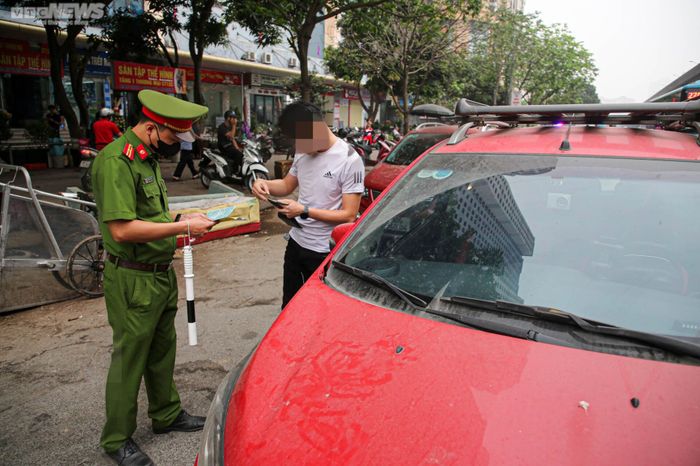 Bị phạt vì đậu xe giữa đường, tài xế thừa nhận 'biết sai nhưng không có cách nào' - Ảnh 9.