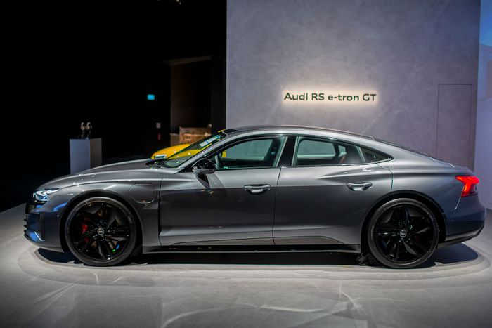 Audi RS e-tron GT sắp về Việt Nam giữa tháng này: Phiên bản hiệu suất cao mạnh mẽ không kém siêu xe, có thể đi gần 500km mỗi lần sạc - Hình 5.
