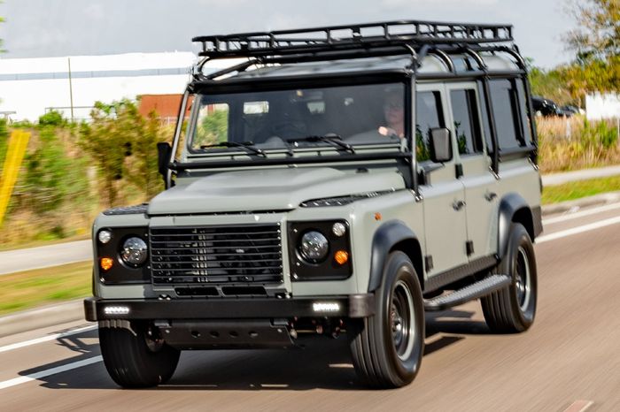 Land Rover Defender sử dụng động cơ Tesla với công suất 450 mã lực, giữ nguyên vẻ ngoài gốc của chiếc xe.