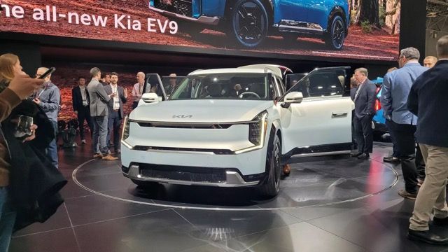 Kia EV9 gây thất vọng cho người Mỹ: Không có ghế xoay ở hàng 2, nhưng VF 9 vẫn phải đối mặt với sức ép - Hình ảnh 2.