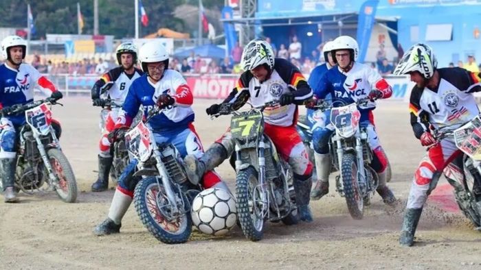 Chơi bóng trên xe máy - Môn thể thao không dành cho những ai sợ mạo hiểm - Ảnh 8.