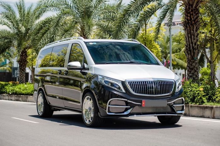Sau 6 năm, chiếc Mercedes-Benz V220d độ này có giá 1,98 tỷ đồng, cao hơn từ 300-400 triệu đồng so với những xe cùng model trên thị trường ô tô đã qua sử dụng. Vào thời điểm ra mắt, Mercedes-Benz V220d có giá niêm yết 2 tỷ 499 triệu đồng (đã bao gồm VAT).
