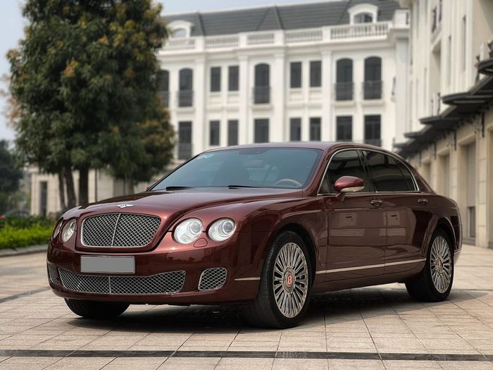 Tuy nhiên, với tuổi đời của chiếc Bentley Flying Spur, người dùng phải chấp nhận rằng xe sẽ trải qua quá trình xuống cấp và cần chi phí bảo dưỡng, sửa chữa tương đối lớn.