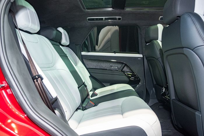 Range Rover Sport 2023 chính thức ra mắt tại Việt Nam: Giá cao nhất lên đến 8,57 tỷ đồng, gấp đôi so với BMW X5 - Ảnh 7.