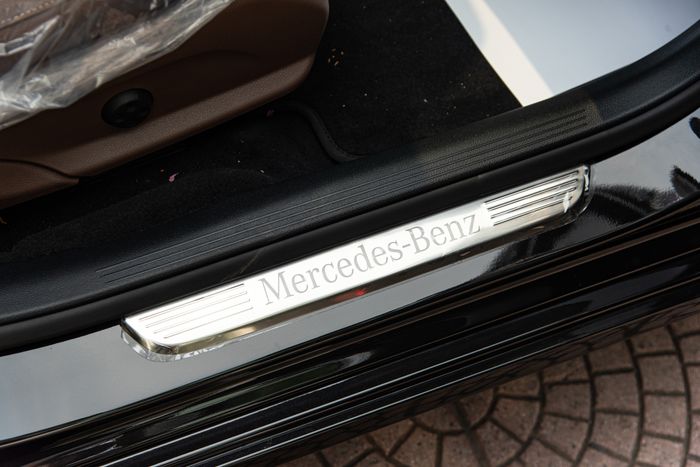Chiếc Mercedes-Benz E 180 này sẽ giúp người mua tiết kiệm hơn 300 triệu đồng mà vẫn là chủ nhân đầu tiên và sở hữu chiếc xe hoàn toàn mới - Xem hình 15.