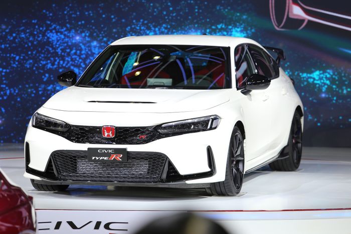 Bắt gặp Honda Civic Type R tại trạm đăng kiểm khí thải: Xe giống hệt như phiên bản trưng bày, dấu hiệu ra mắt không còn xa.