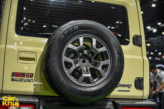 Tôi đã tự mình trải nghiệm chiếc Suzuki Jimny để hiểu tại sao người chơi xe ở Việt Nam lại cuồng 'tiểu Mẹc G' mặc dù giá cả khó chịu dưới 800 triệu: Có nhiều chi tiết bất ngờ hơn so với những gì thấy trên ảnh - Ảnh 9.