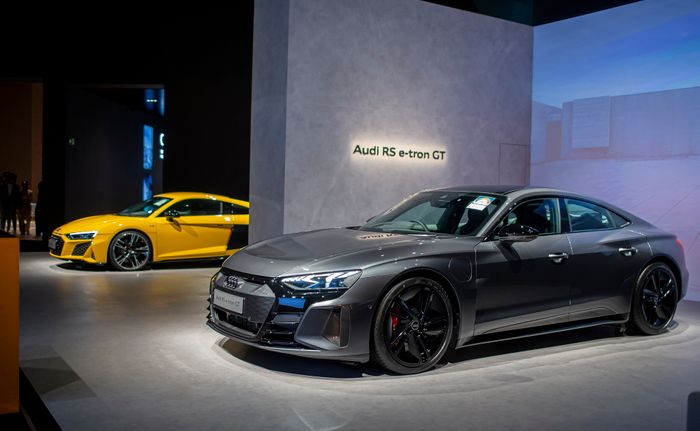 Audi RS e-tron GT sẽ đến Việt Nam vào giữa tháng này: Phiên bản hiệu suất cao mạnh mẽ không kém siêu xe, có thể đi gần 500km mỗi lần sạc - Hình 3.