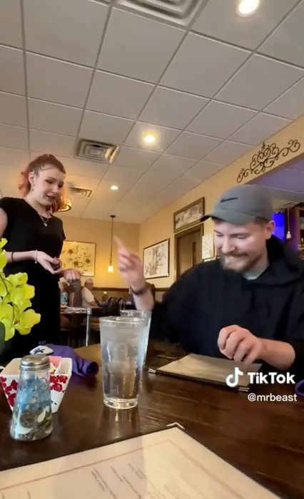 Youtuber kiếm nhiều tiền nhất thế giới "tặng" cho nữ nhân viên phục vụ hẳn chiếc xe hơi, tưởng được khen ngợi nhưng lại bị chỉ trích nhiều vì điều này - Ảnh 1.