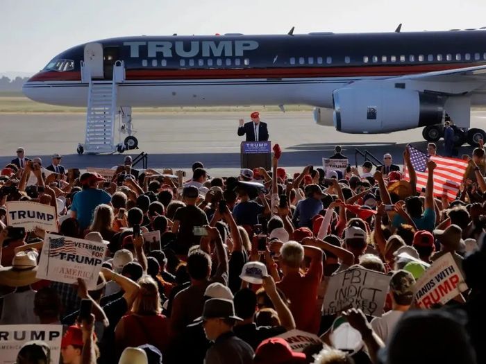 Máy bay Boeing 757 mạ vàng của ông Donald Trump - Ảnh 2.