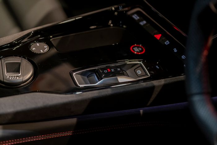 Audi RS e-tron GT sắp ra mắt tại Việt Nam giữa tháng này: Phiên bản hiệu suất cao mạnh mẽ không kém siêu xe, có thể đi được gần 500km mỗi lần sạc - Hình 10.