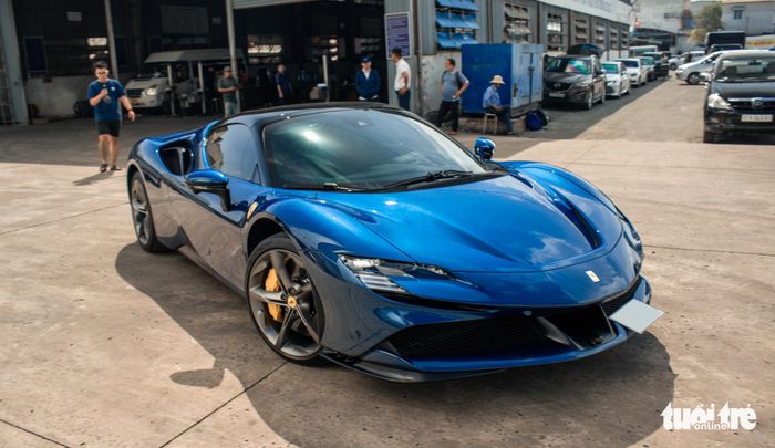 Nguyễn Quốc Cường điều khiển chiếc Ferrari SF90 Spider có giá trên 40 tỷ đồng để đăng ký biển số - Hình 1.