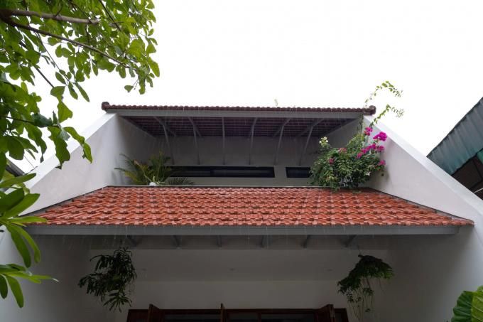 Đại gia Hoàng Kim Khánh khoe chiếc Bentley quý hiếm trong bãi đậu xe trước mùa Tết, phàn nàn về việc không có chỗ để đậu xe - Ảnh 7
