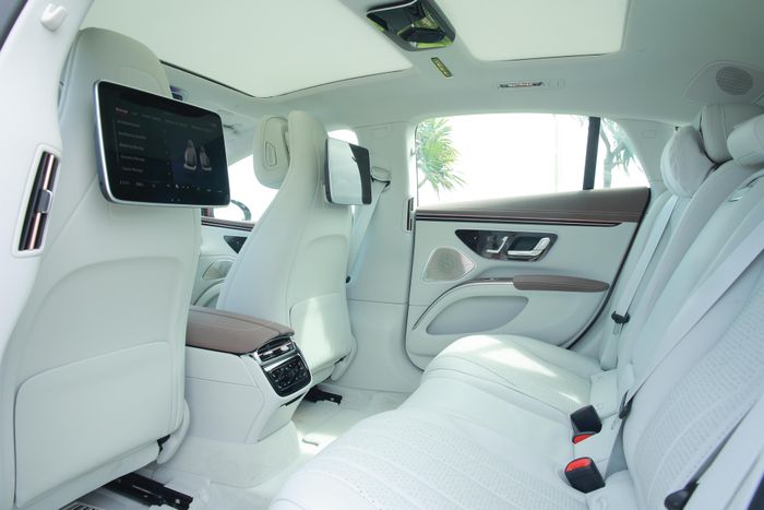 Đánh giá nhanh Mercedes-Benz EQS: Ghế sau chưa đạt tiêu chuẩn, nhưng trải nghiệm lái rất ấn tượng - Hình 7.