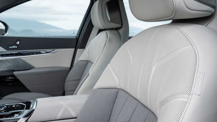 Ngay khi ra mắt, BMW 7-Series đã gặp vấn đề không bung ra túi khí.