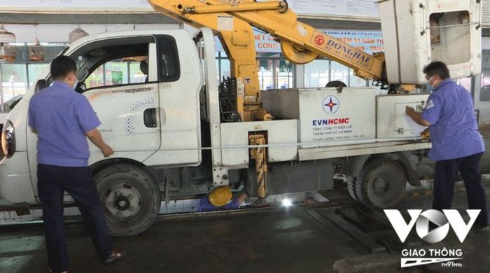 Lái xe mệt mỏi vì các trạm kiểm định quá tải - Ảnh 3.