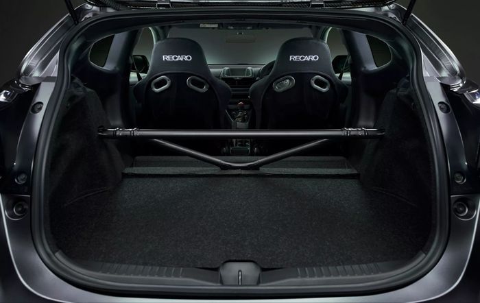 Một người đã chi ra 140.000 USD để mua một chiếc Toyota Yaris - Ảnh 4.