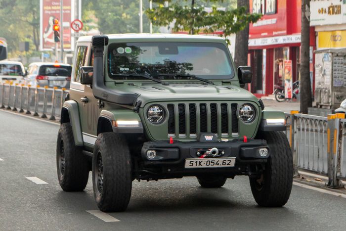 Thêm chiếc Jeep mới với màu sắc khác, ông Đặng Lê Nguyên Vũ nói siêu xe chỉ để đi cho vui thôi.