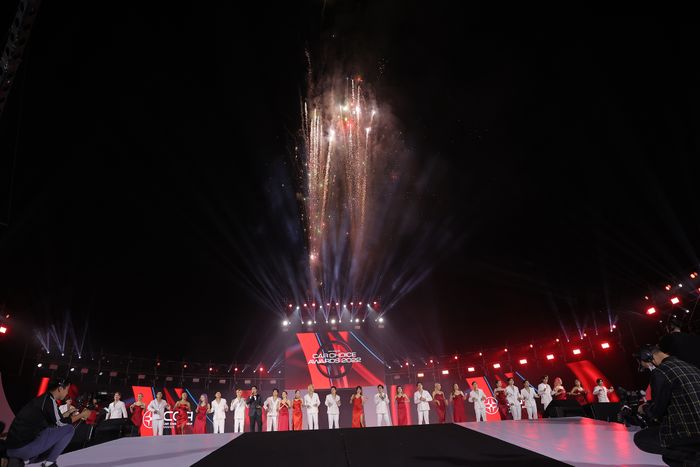 Streamer nổi tiếng, TikToker không ngờ trước sự lộng lẫy của Lễ trao giải CCA 2022 - Ảnh 1.