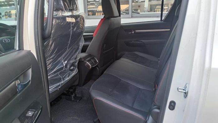 Đại lý giới thiệu Toyota Hilux GR Sport phiên bản độc nhất tại Việt Nam: Giá 1,1 tỷ đồng, không thua kém Ranger Raptor - Ảnh 9.