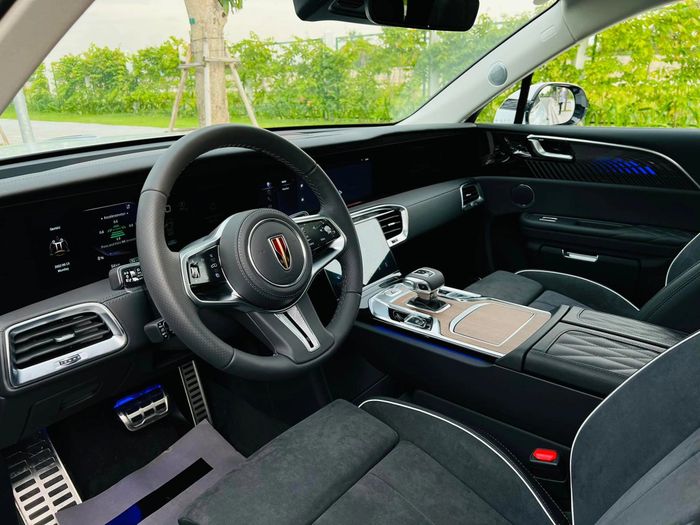 Sau 1 năm bán ra tại Việt Nam, giá của Hongqi E-HS9 đã giảm mạnh: cao nhất chỉ còn 530 triệu đồng, tương đương với GLS nhưng vẫn thấp hơn GLC một chút - Hình 4.