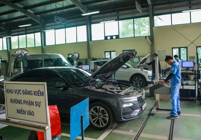 Hà Nội: Xe cộ đông đúc xếp hàng, chờ đợi hàng giờ để đăng kiểm cuối năm - Ảnh 9.