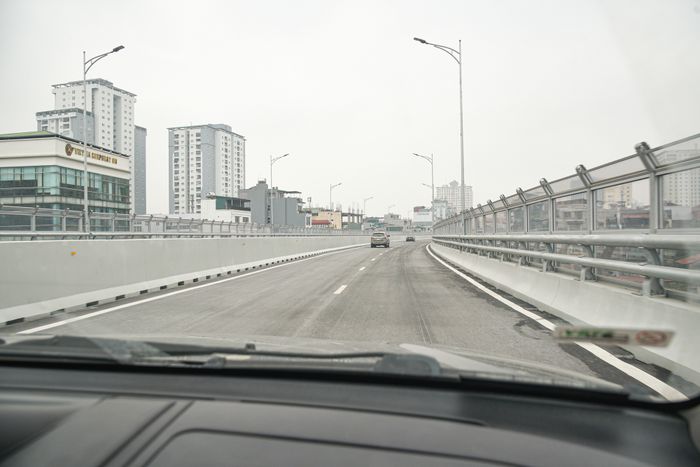 Sau khi hoàn thành, Vành đai 2 được trang bị bảng điện tử tương tự như ở các nước phát triển, nhưng thời gian di chuyển qua nút giao cuối vẫn mất gần 1 phút chỉ để đi 100 mét.