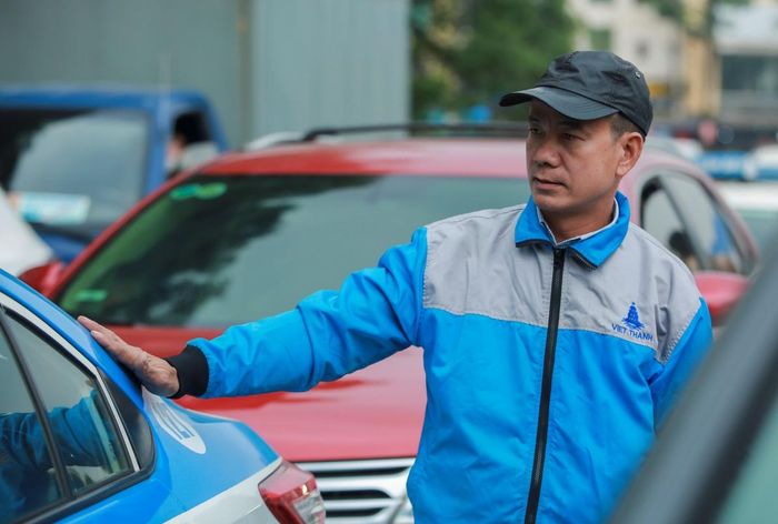 Hà Nội: Xe cộ đông đúc xếp hàng, chờ đợi hàng giờ để đăng kiểm cuối năm - Ảnh 7.