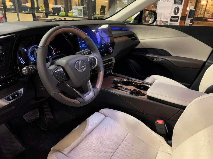 Lexus RX 2023 lùi thời gian ra mắt sang tháng 2: Dự kiến giá từ 3,43 tỷ đồng, xe đã có mặt tại Việt Nam - Ảnh 4.