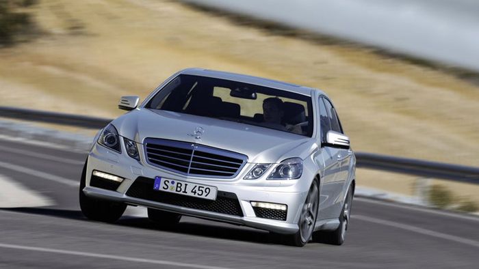 Triệu hồi lượng kỷ lục gần 124 nghìn chiếc Mercedes-Benz vì sự cố cửa sổ trời - Hình 1.