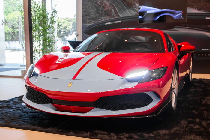 Những thông tin bí mật về siêu xe Ferrari 296 GTS vừa ra mắt tại Việt Nam: Khách hàng cần đặt cọc trước số tiền 2,5 tỷ đồng, dải sơn trang trí có giá hơn 1 tỷ đồng - Hình 4.